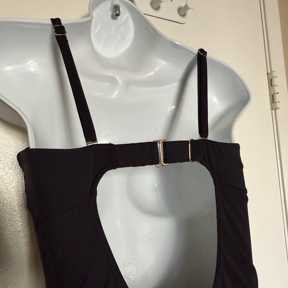 Elegant Black One-Piece Swimsuit - Picture 4 of 7
